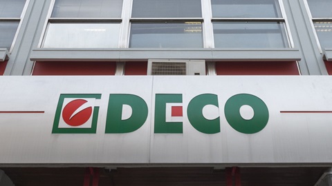 Símbolo da DECO em verde e vermelho na fachada do prédio